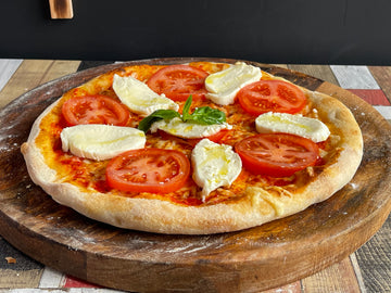 Sauerteig-Pizza Caprese